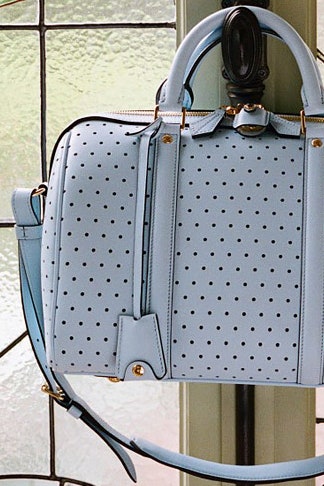 Обновленная модель сумки SC Bag от Louis Vuitton в пастельном голубом и черном цвете | Vogue