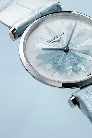 Часы La Grande Classique de Longines в пастельных тонах с ремешком в тон из кожи аллигатора | Vogue