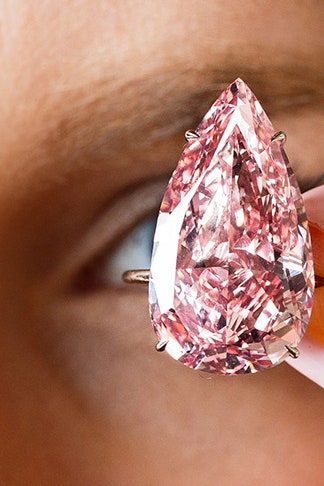 Розовый грушевидный бриллиант весом 15 карат будет продан на торгах Sotheby's | Vogue