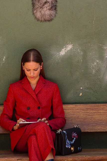 Фильм «Джульетта» Педро Альмодовара Мишель Хеннер в красном костюме Dior | Vogue