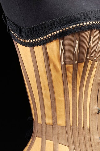 Выставка Undressed в Музее Виктории и Альберта в Лондоне ретроспектива истории нижнего белья | Vogue