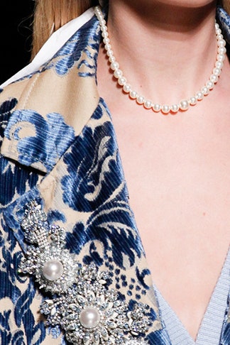 Коллекция Miu Miu Queen Jewels серьги тиары браслеты кольца с кристаллами и жемчугом | Vogue