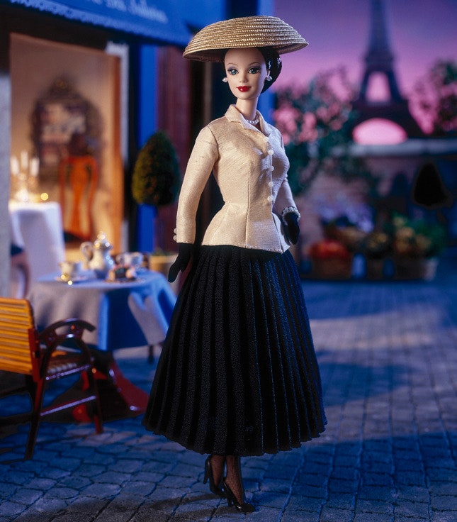 Выставка Barbie в Музее декоративного искусства в Париже куклы в нарядах ведущих Домов моды | Vogue