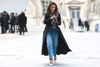 Мирослава Дума на Неделе моды в Париже в джинсах Vetements.