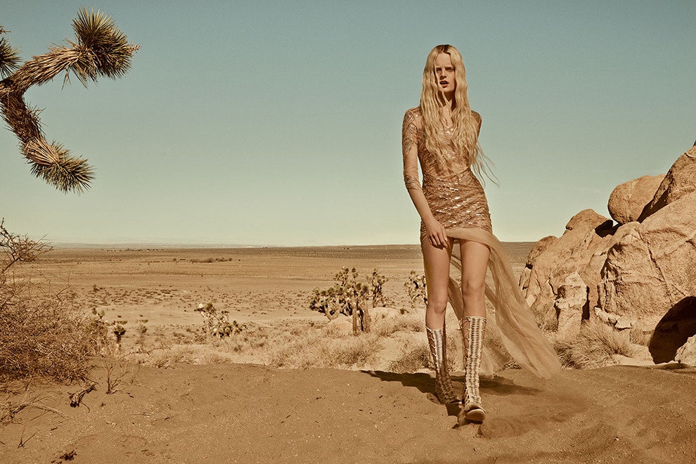 Платье Elisabetta Franchi длиной в пол из прозрачного гипюра телесного цвета с пайетками | Vogue