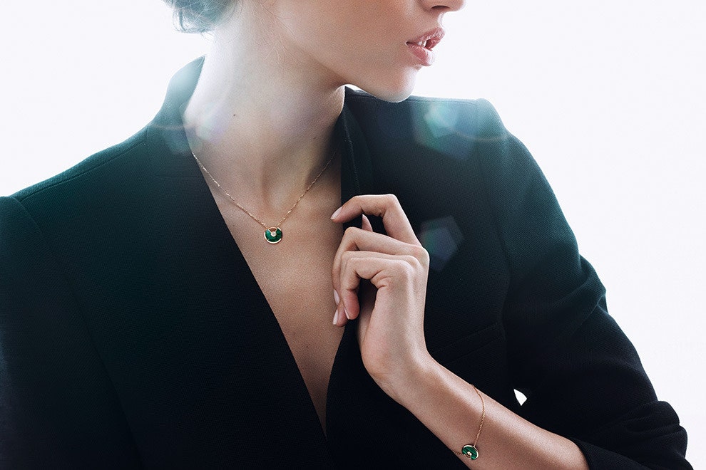 Коллекция Amulette de Cartier самоцветы в медальонах кольцах серьгах и браслетах | Vogue