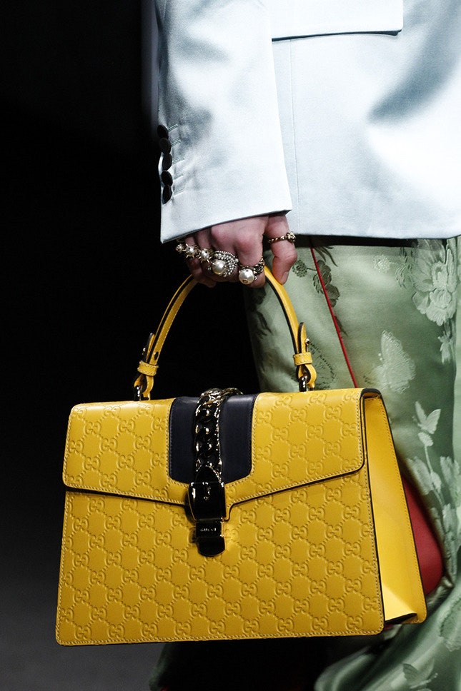 Сумки Gucci в новой фирменной коже с рельефным узором GG | Vogue