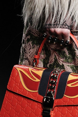Сумки Gucci в новой фирменной коже с рельефным узором GG | Vogue