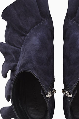 Ботинки с оборками J.W.Anderson модель из замши с рюшами из круизной коллекции 2016 | Vogue