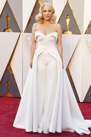 Леди Гага в Brandon Maxwell и украшениях Lorraine Schwartz.