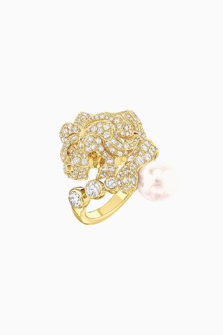 Кольцо Lion Protecteur из желтого золота с бриллиантами и жемчугом.