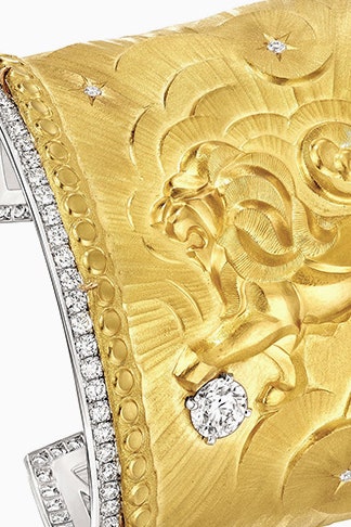 Новинки коллекции Chanel Lion Protecteur украшения из белого и желтого золота с львами | Vogue