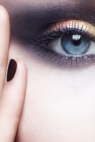 Giorgio Armani новогодняя коллекция Eclipse для мерцающего праздничного макияжа | Vogue