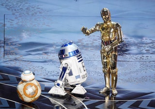 BB8 R2D2 и C3PO на сцене Dolby Theatre.