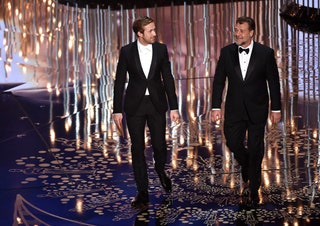 Райан Гослинг и Рассел Кроу «поиграли» в победителей в номинации «Лучший адаптированный сценарий».