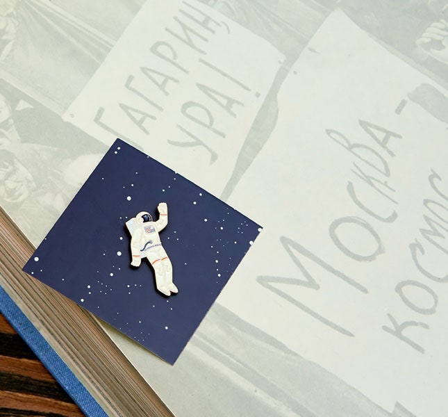 Heart of Mocsow сувениры ко Дню космонавтики  значки блокноты и обложки для документов | Vogue