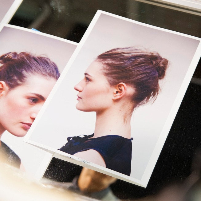 Как сделать пучок модная прическа как на показах Vera Wang Chanel Dolce  Gabbana Fendi | Vogue