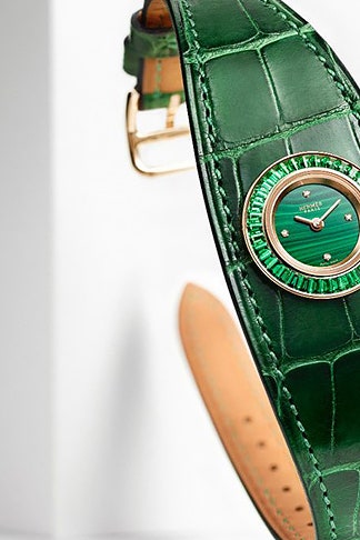 Часы Hermès Faubourg Manchette Joaillerie на браслете из кожи аллигатора | Vogue