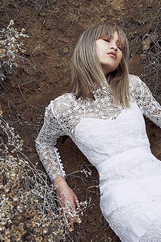 В платье белом первая свадебная коллекция марки SelfPortrait