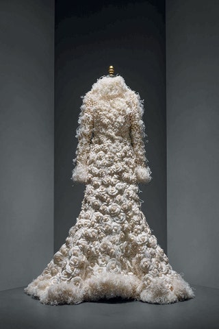 Свадебное платье Chanel Couture осеньзима 2005. Фото The Metropolitan Museum of Art.