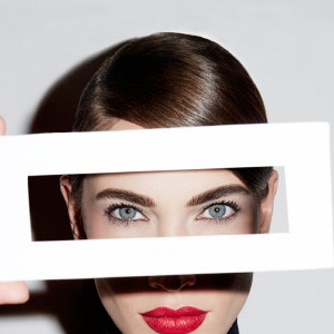 Smashbox предлагает «рисовать» брови двумя карандашами сразу
