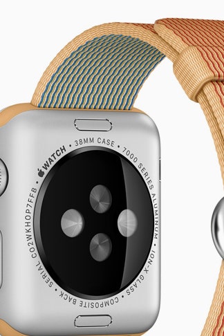 Ремешок для Apple Watch из плетеного нейлона модных цветов сезона | Vogue