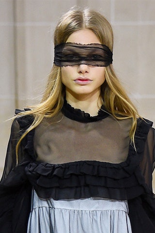 Вуаль как на показе Veronique Branquinho лента из черной органзы повязанная на глаза | Vogue