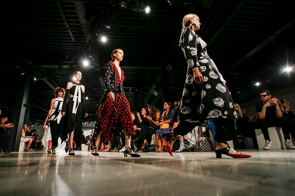 «Увидел купил надел» революция в модной индустрии