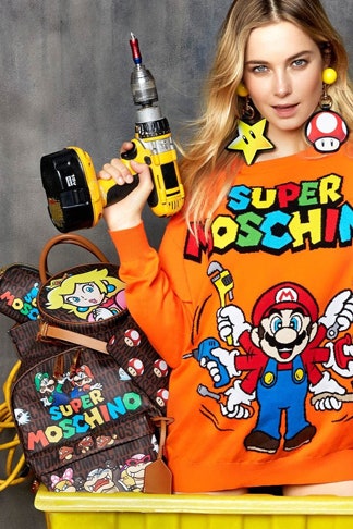 Super Moschino коллекция одежды и аксессуаров к юбилею игры Super Mario Bros | Vogue
