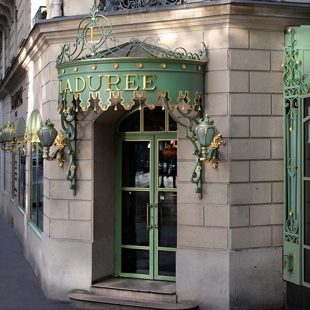 Пирожные макароны Ladurée теперь и в России