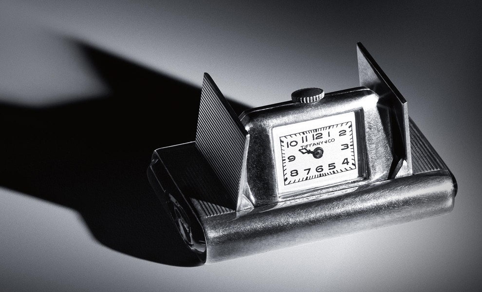 Часы Tiffany  Co. East West с прямоугольным корпусом и горизонтальной ориентацией циферблата | Vogue