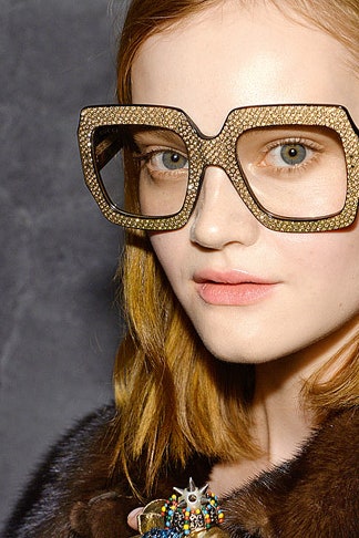 Гикшик модные очки с крупной оправой и макияж под них как на показах Gucci Emilio Pucci | Vogue