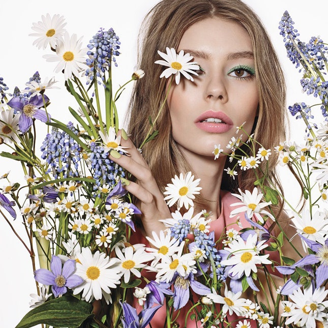 Цветочные бутоны в коллекции макияжа Dior Glowing Gardens