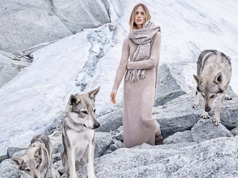 Саша Пивоварова в фотосессии для Mango съемка модной зимней одежды на фоне горных пейзажей | Vogue