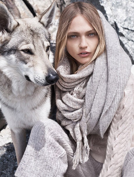 Саша Пивоварова в фотосессии для Mango съемка модной зимней одежды на фоне горных пейзажей | Vogue