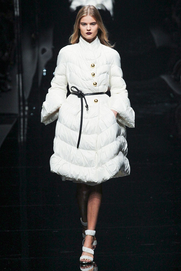 Модные пуховики дутые пальто для зимы на фото звезд и с мировых подиумов | Vogue