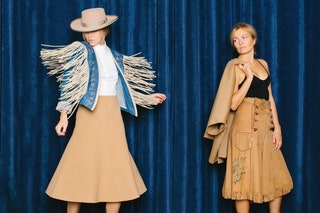 На Наташе куртка из денима винтаж Peremotka юбка No. 21 туфли MSGM шляпа Rag  Bone. На Ольге топ Theory куртка Michael...
