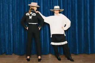 На Наташе рубашка Theory куртка с вышивкой винтаж Peremotka брюки MSGM туфли Rochas шляпа Rag  Bone. На Ольге свитер...