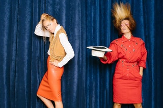 На Наташе рубашка No. 21 жилет из замши винтаж Peremotka юбка из кожи MSGM. На Ольге платье винтаж Peremotka шляпа Rag ...