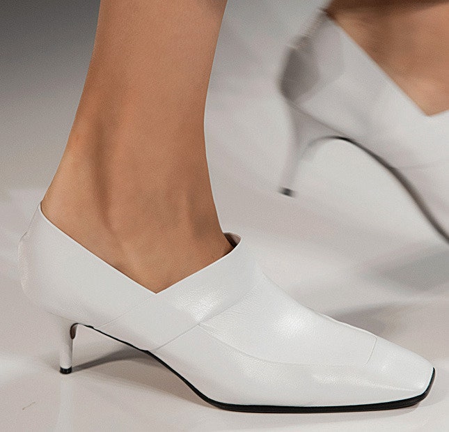 Лучшие модели обуви на Неделе моды в Париже от Victoria Beckham Zac Posen Vera Wang | Vogue