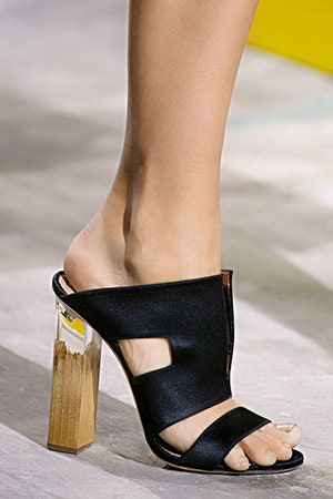 Лучшие модели обуви на Неделе моды в Париже от Victoria Beckham Zac Posen Vera Wang | Vogue