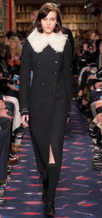Пальто с меховым воротником с чем носить и где купить модные модели сезона осеньзима | Vogue