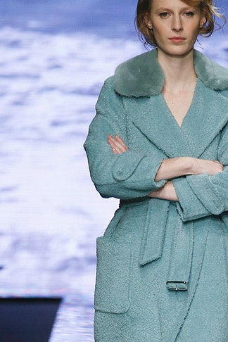 Пальто с меховым воротником с чем носить и где купить модные модели сезона осеньзима | Vogue