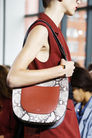 Лучшие сумки Недели моды в НьюЙорке на показах Phillip Lim Alexander Wang Altuzarra | Vogue