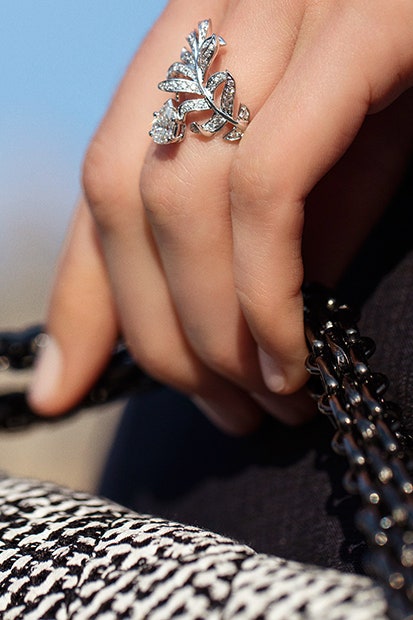 Chanel помолвочные кольца  фото украшений с бантами и перьями