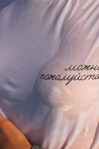 Стильные футболки российских брендов Gosha Rubchinskiy Demidenko Dress b.kind.outfit | Vogue