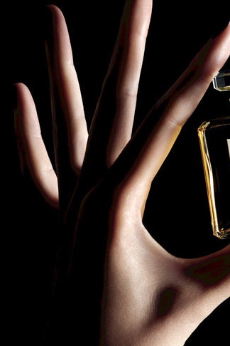 Chanel №5 миниатюрные флаконы №5 Eau de Parfum и №5 Eau Première для новогодних подарков | Vogue