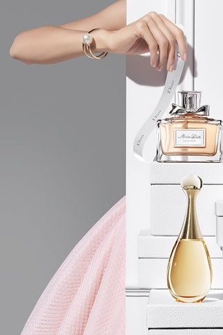 Dior фирменная упаковка новогодних подарков с серебряными буквами на логотипах | Vogue
