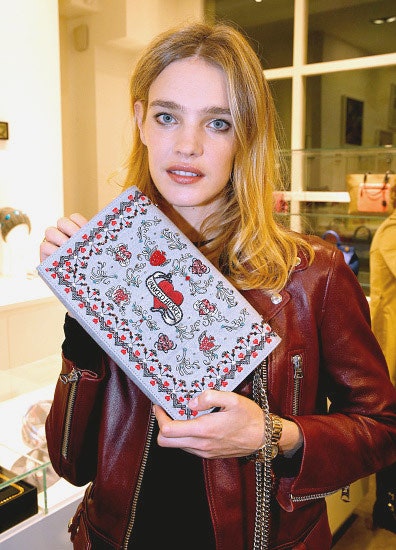 Сумка Натальи Водяновой и Preciously Paris клатч с вышитыми сердечками | Vogue