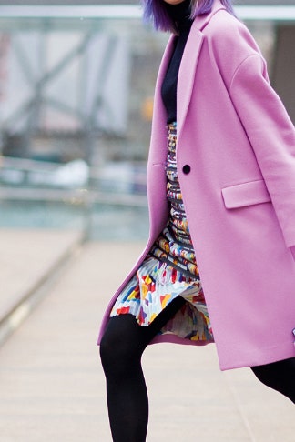 Вещи розового цвета как носить и с чем сочетать одежду и аксессуары модных оттенков | Vogue